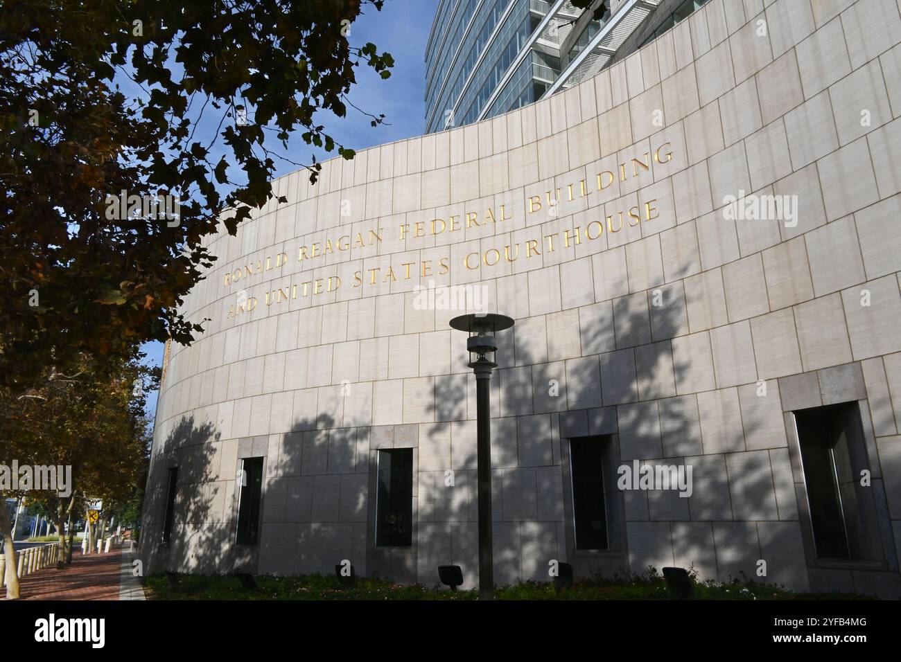 SANTA ANA, CALIFORNIA - 27 ottobre 2024: Cartello sul Ronald Reagan Federal Building and Courthouse di Santa Ana, è un edificio federale di undici piani Foto Stock