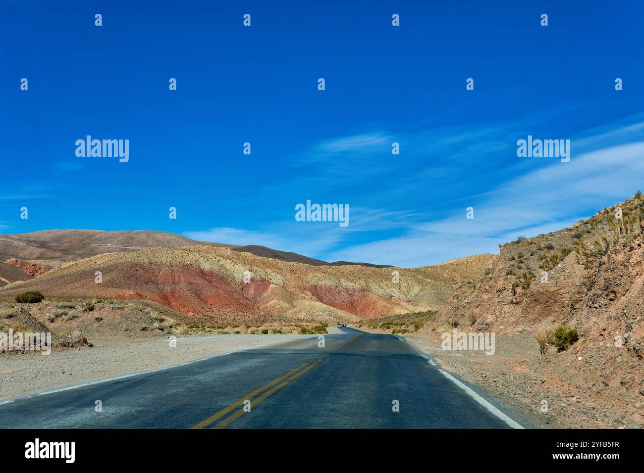 Paesaggio molto pittoresco, strada di montagna a Salta, Argentina, con un cielo blu Foto Stock