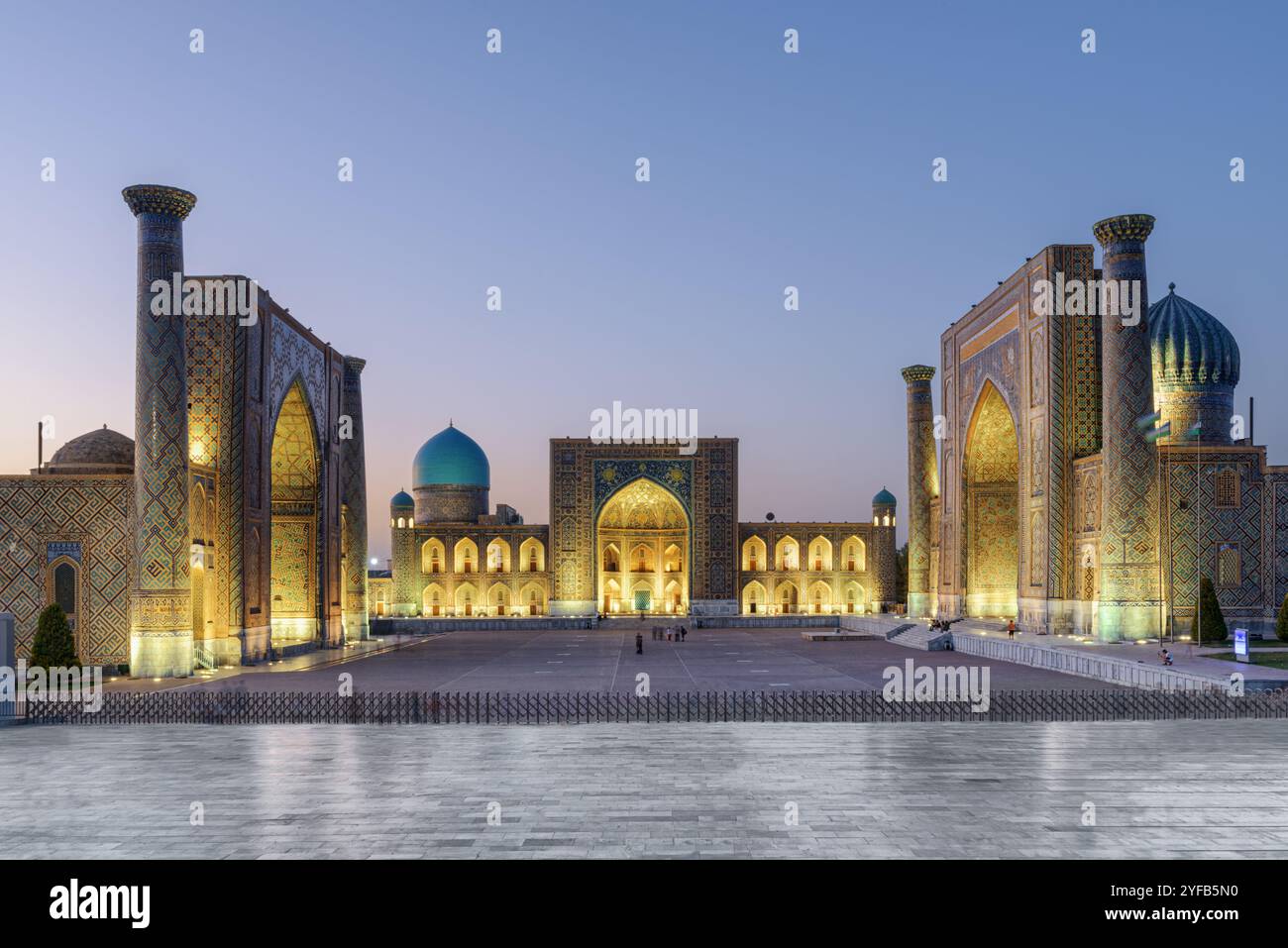 Vista serale di Piazza Registan a Samarcanda, Uzbekistan Foto Stock