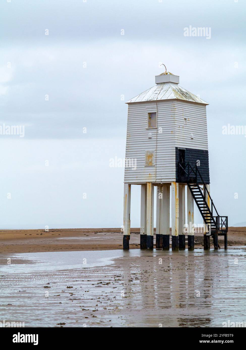 Il Low Lighthouse sulla spiaggia di Burnham on Sea nel Somerset Inghilterra Regno Unito costruito in legno nel 1832 e ancora in uso, è un edificio classificato di grado II. Foto Stock