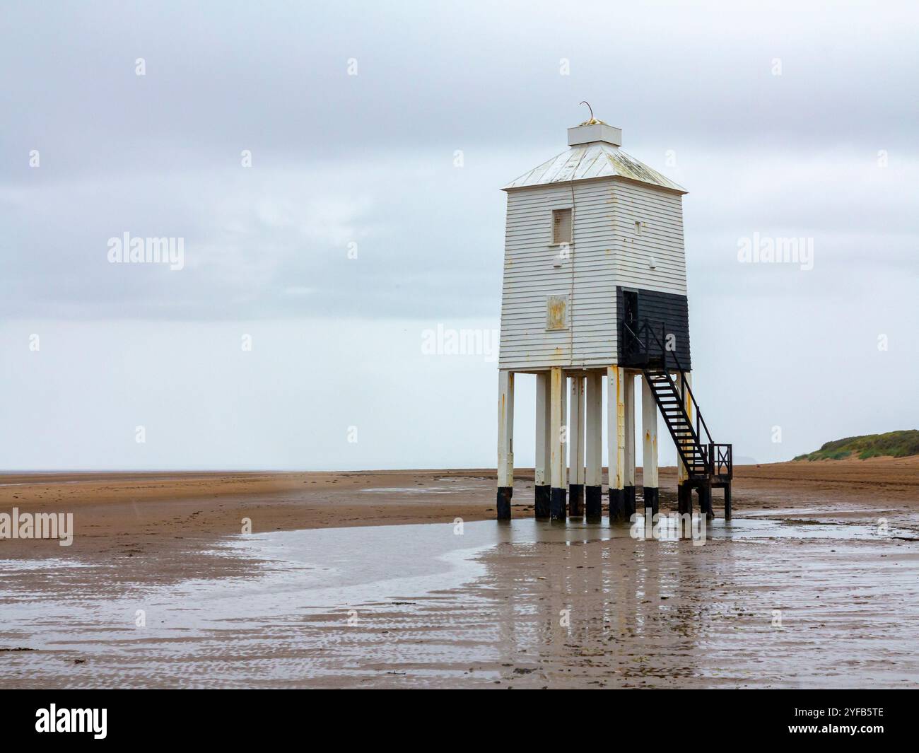 Il Low Lighthouse sulla spiaggia di Burnham on Sea nel Somerset Inghilterra Regno Unito costruito in legno nel 1832 e ancora in uso, è un edificio classificato di grado II. Foto Stock