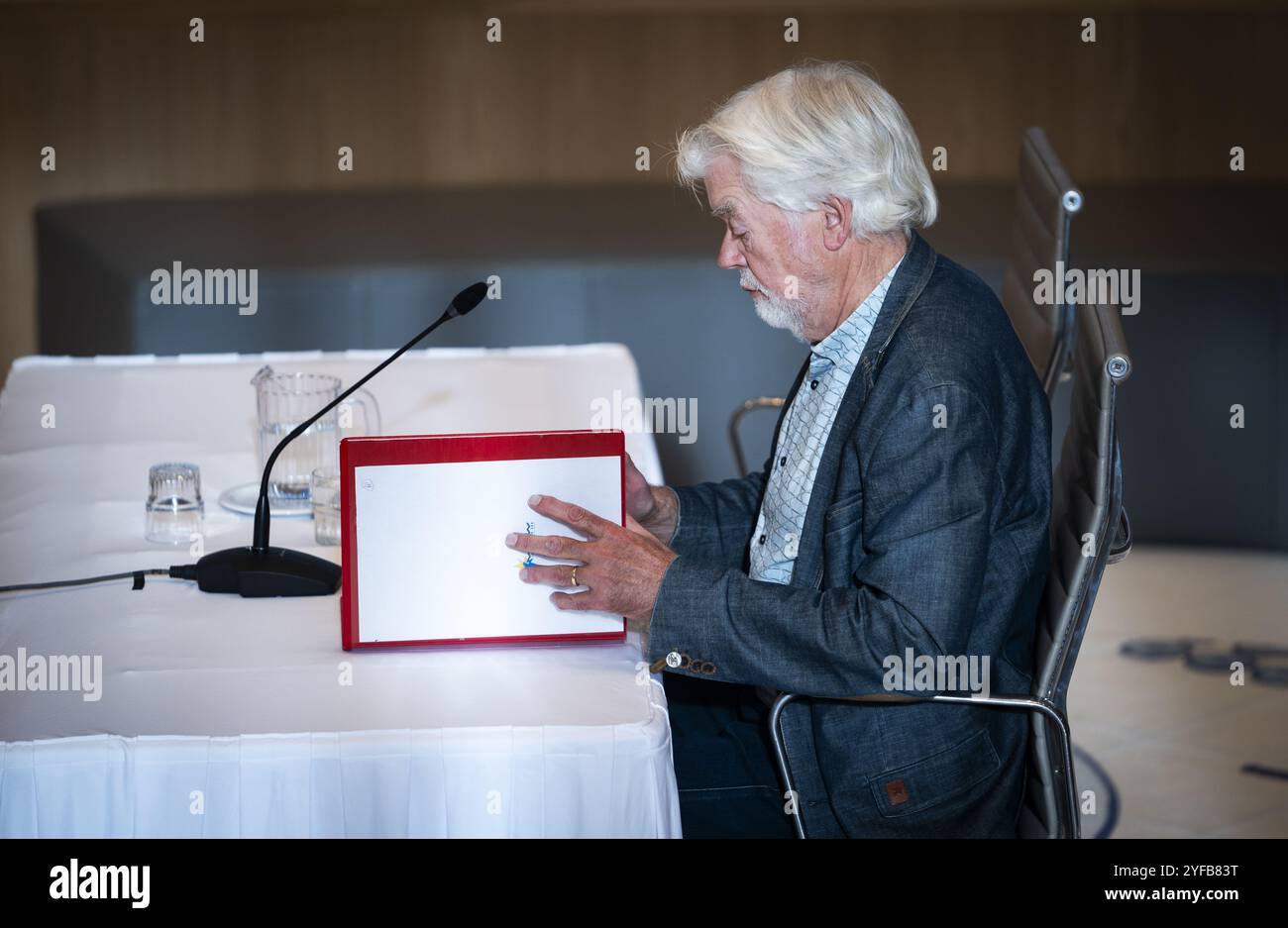 ALMERE - l'ex direttore del programma Floriade Henk Meijer è stato interrogato durante un'audizione del consiglio sulla Floriade del 2022. Almere ha subito una perdita di 103,3 milioni di euro. ANP JEROEN JUMELET netherlands Out - belgio Out Foto Stock