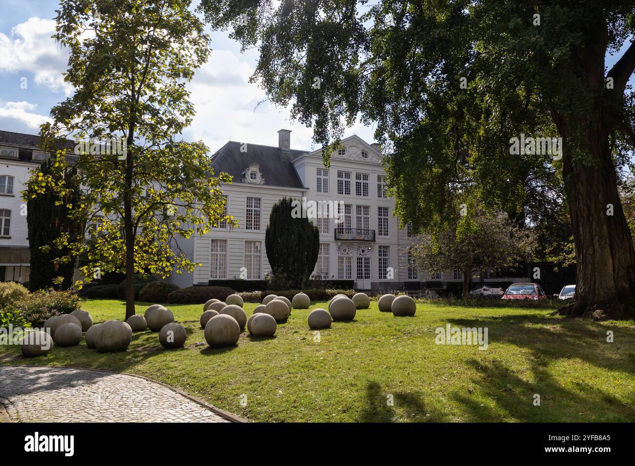 Vista del giardino pubblico e della facciata esterna del XVIII secolo del vecchio municipio di Aalst, nelle Fiandre Orientali, in Belgio. Foto Stock