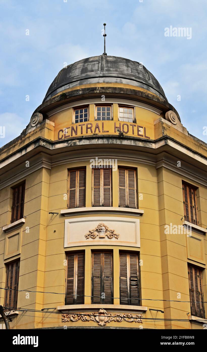 RIBEIRAO PRETO, SAN PAOLO, BRASILE - 17 aprile 2023: Facciata antica dell'hotel centrale (dettaglio) Foto Stock