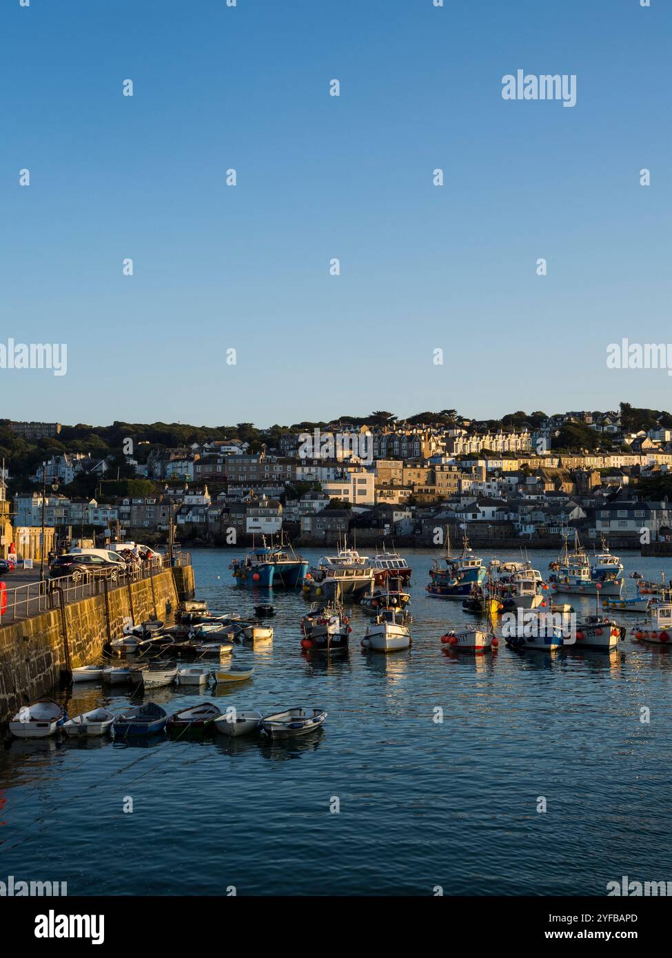 Tramonto con barche da pesca, St Ives Harbour, St Ives, Cornovaglia, Inghilterra, REGNO UNITO, REGNO UNITO. Foto Stock