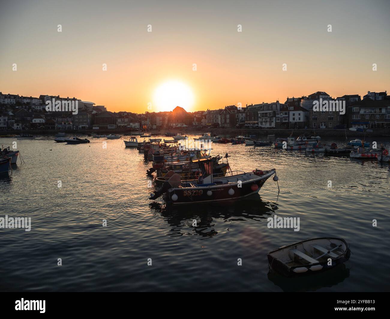 Tramonto con barche da pesca, St Ives Harbour, St Ives, Cornovaglia, Inghilterra, REGNO UNITO, REGNO UNITO. Foto Stock