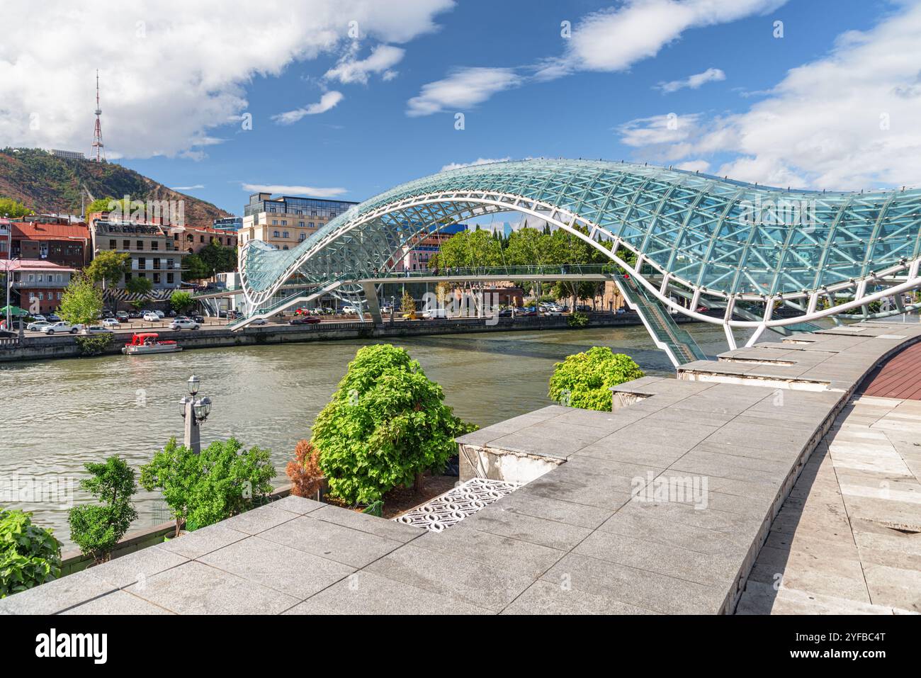 Il Ponte della Pace sul fiume Kura (Mtkvari), Tbilisi Foto Stock