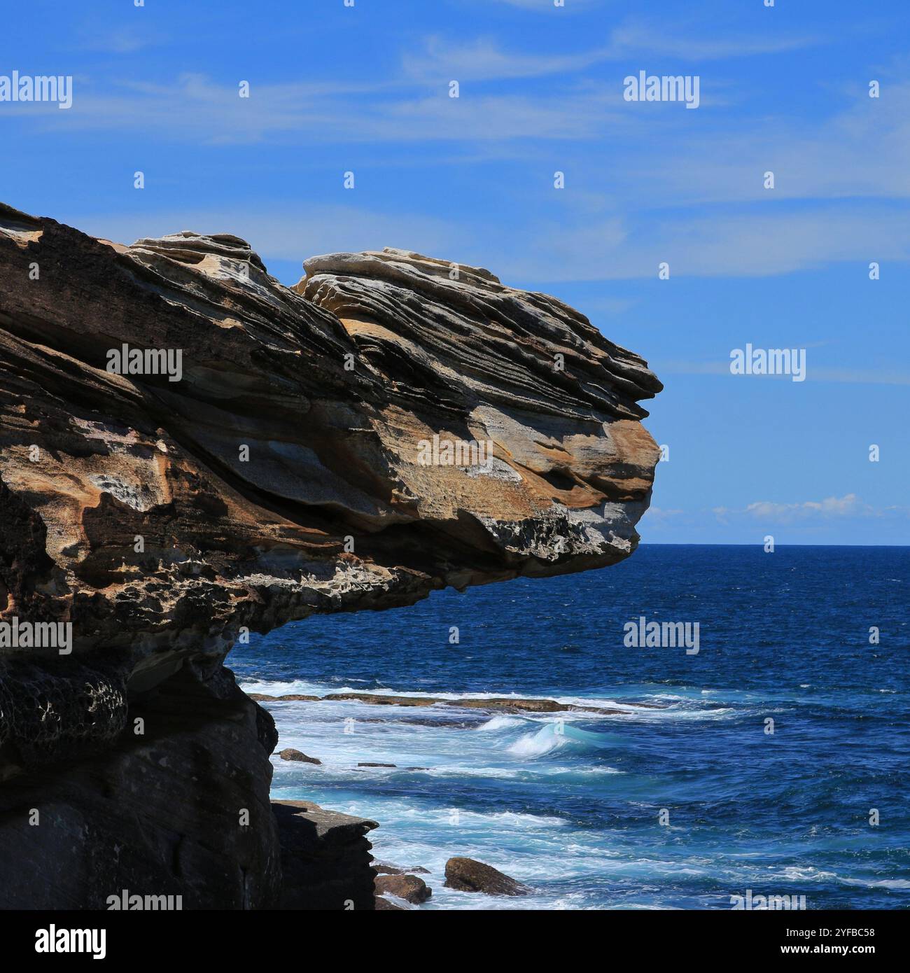 Scogliera a Maroubra Beach, Sydney e blu azzurro dell'Oceano Pacifico. Foto Stock