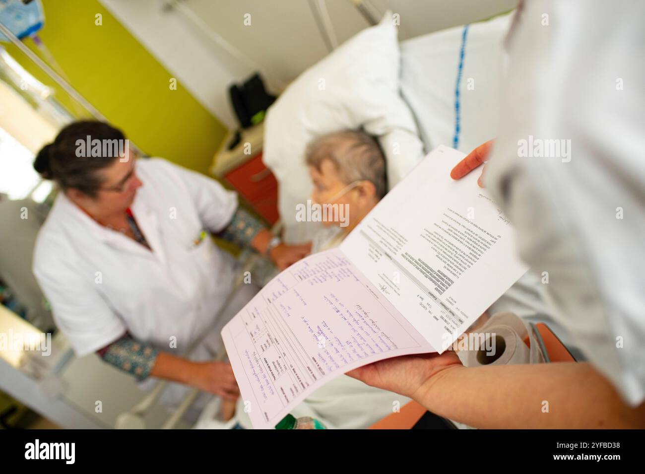 Epinal (Francia nord-orientale): Unità di cura palliativa dell'ospedale Epinal, team di assistenza palliativa mobile. Qui, un'infermiera e un medico incontrano un paziente al Foto Stock