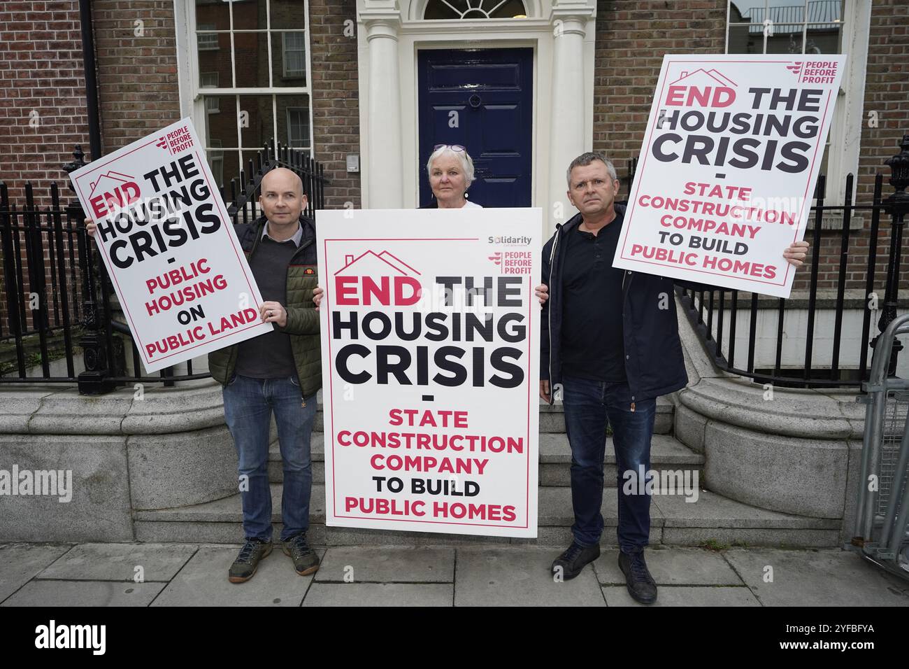 (Da sinistra a destra) Paul Murphy, Brid Smith e Richard Boyd Barrett prima di una conferenza stampa People Before Profit al Buswells Hotel, Dublino, per il lancio della nuova politica della società di costruzione statale del partito. Data foto: Lunedì 4 novembre 2024. Foto Stock