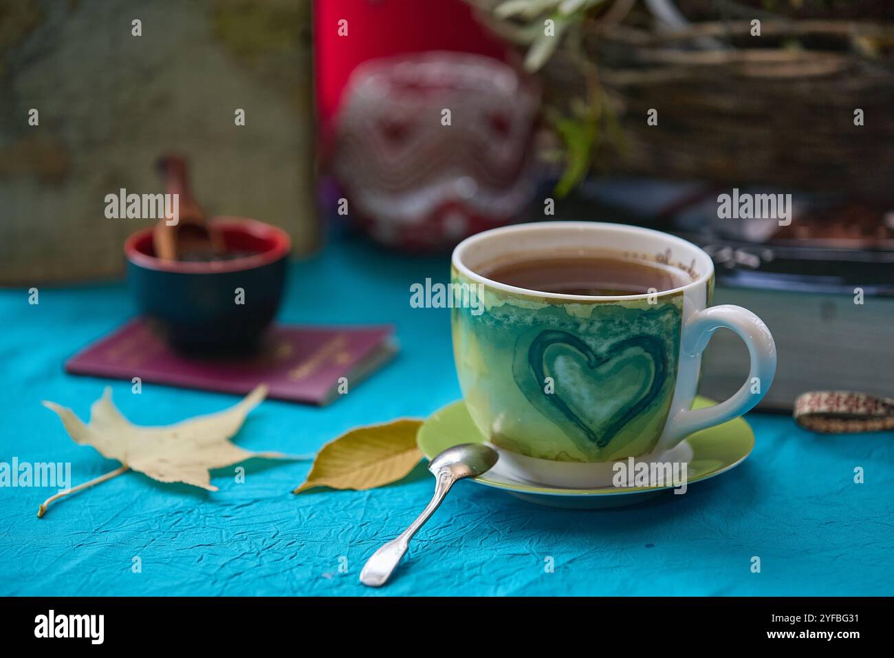 Tavolo in giardino con tè, zucchero e spezie per decidere il tuo prossimo viaggio Foto Stock