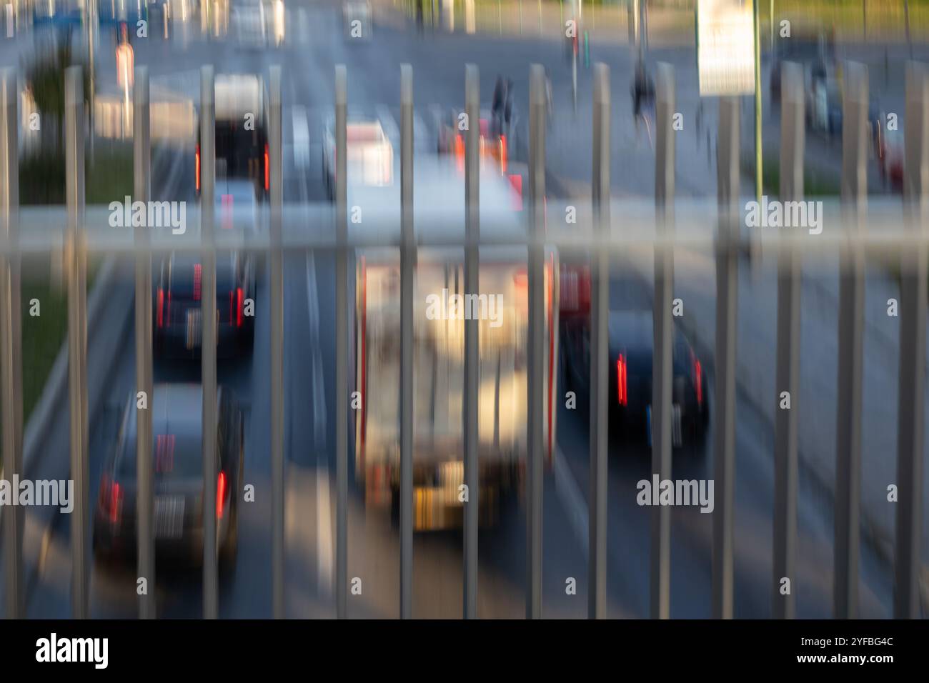 Movimento sfocato delle auto in autostrada. Grande traffico in città. L'autostrada urbana ha riempito le auto. Ore di punta. Vista dall'alto. Vista anteriore e posteriore del traffico. Foto Stock