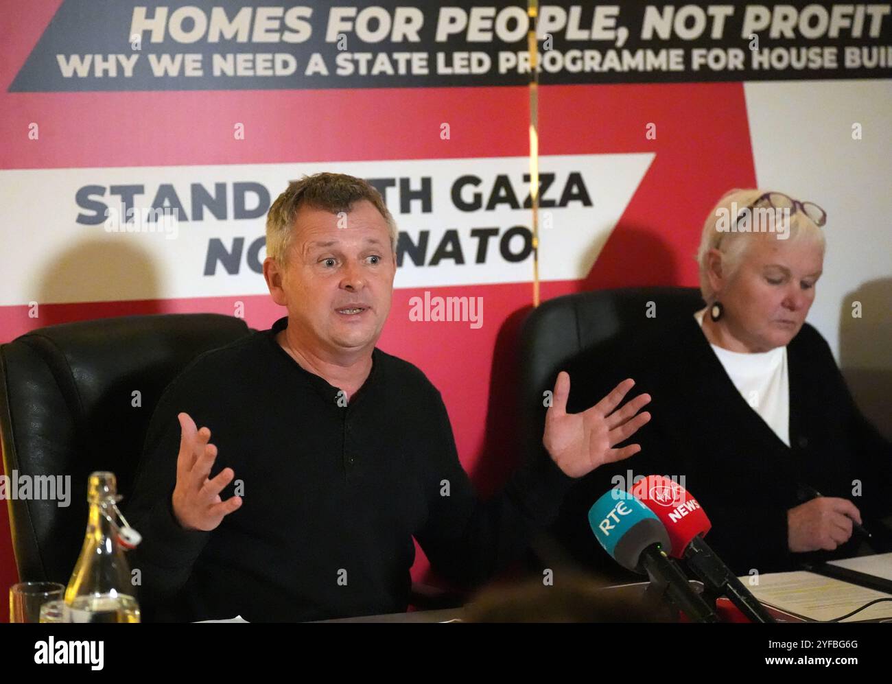 (Da sinistra a destra) Richard Boyd Barrett e Brid Smith durante una conferenza stampa People Before Profit al Buswells Hotel, Dublino, per il lancio della nuova politica della società di costruzione statale del partito. Data foto: Lunedì 4 novembre 2024. Foto Stock