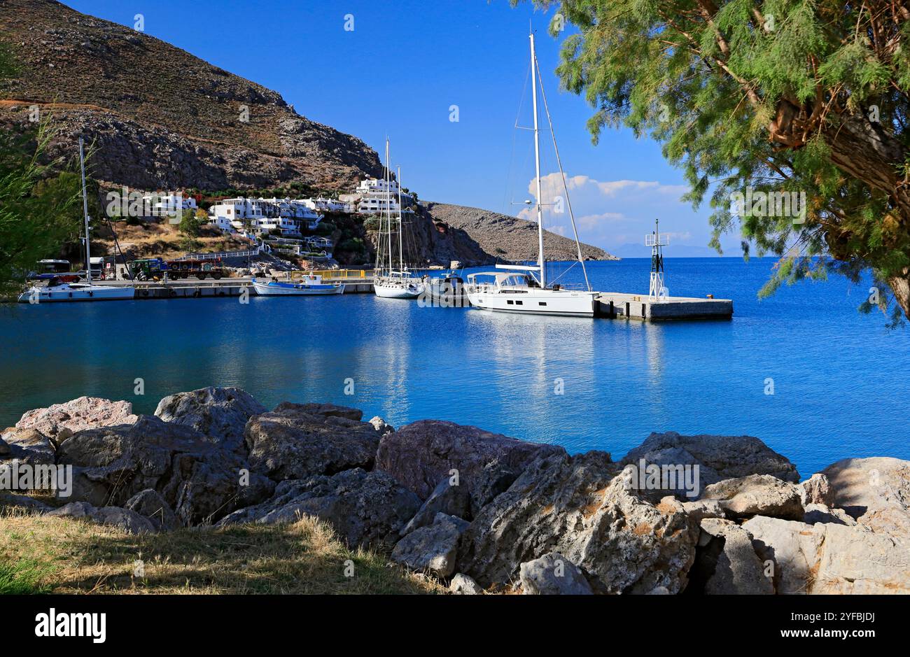 Il porto, l'isola di Tilos, le isole del Dodecaneso, la Grecia. Foto Stock