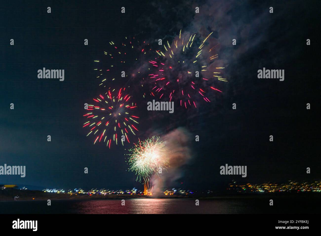 Spettacolo di fuochi d'artificio pubblico su Coney Beach, Porthcawl, Regno Unito, 2 novembre 2024. Foto Stock