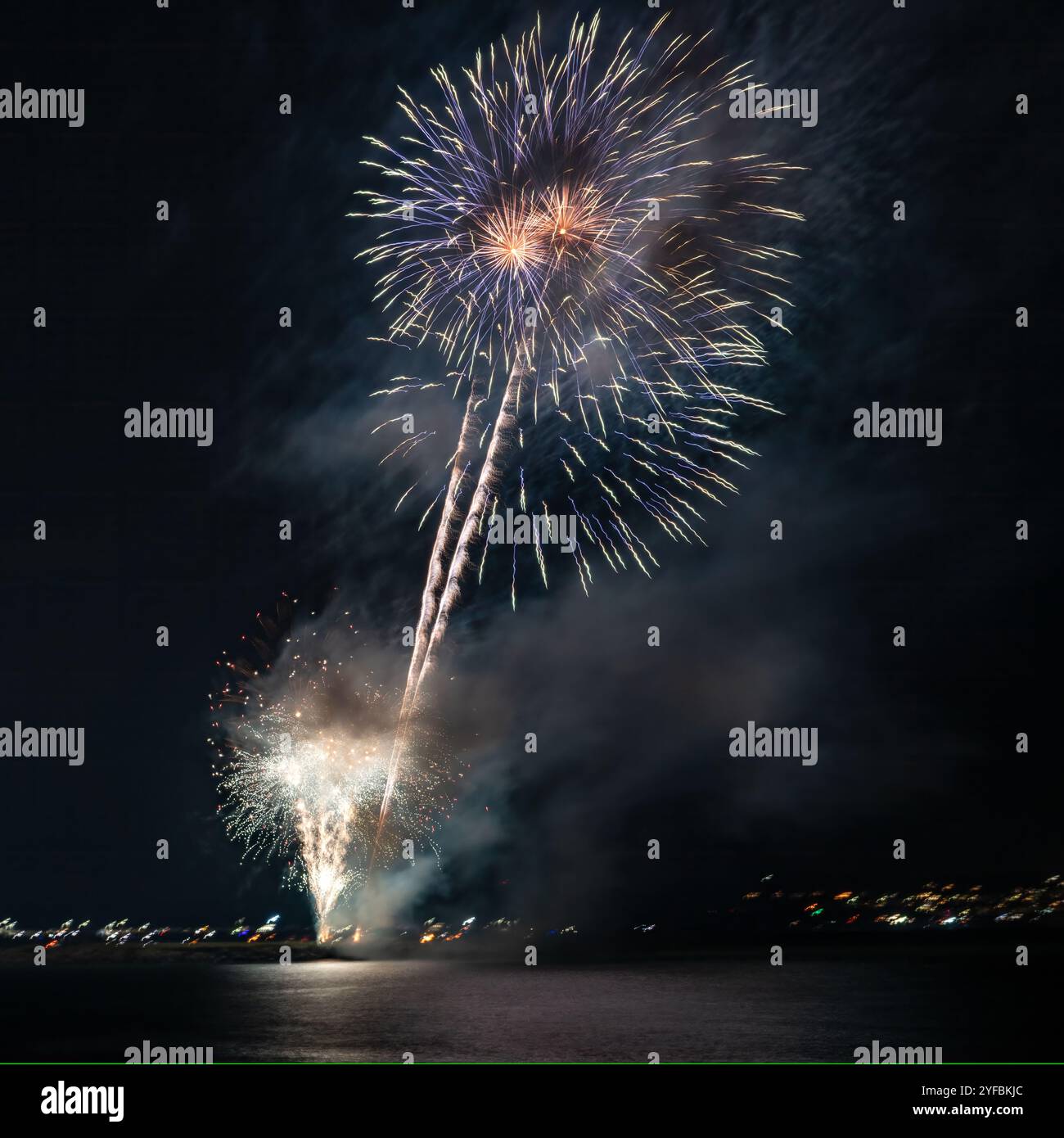Spettacolo di fuochi d'artificio pubblico su Coney Beach, Porthcawl, Regno Unito, 2 novembre 2024. Foto Stock