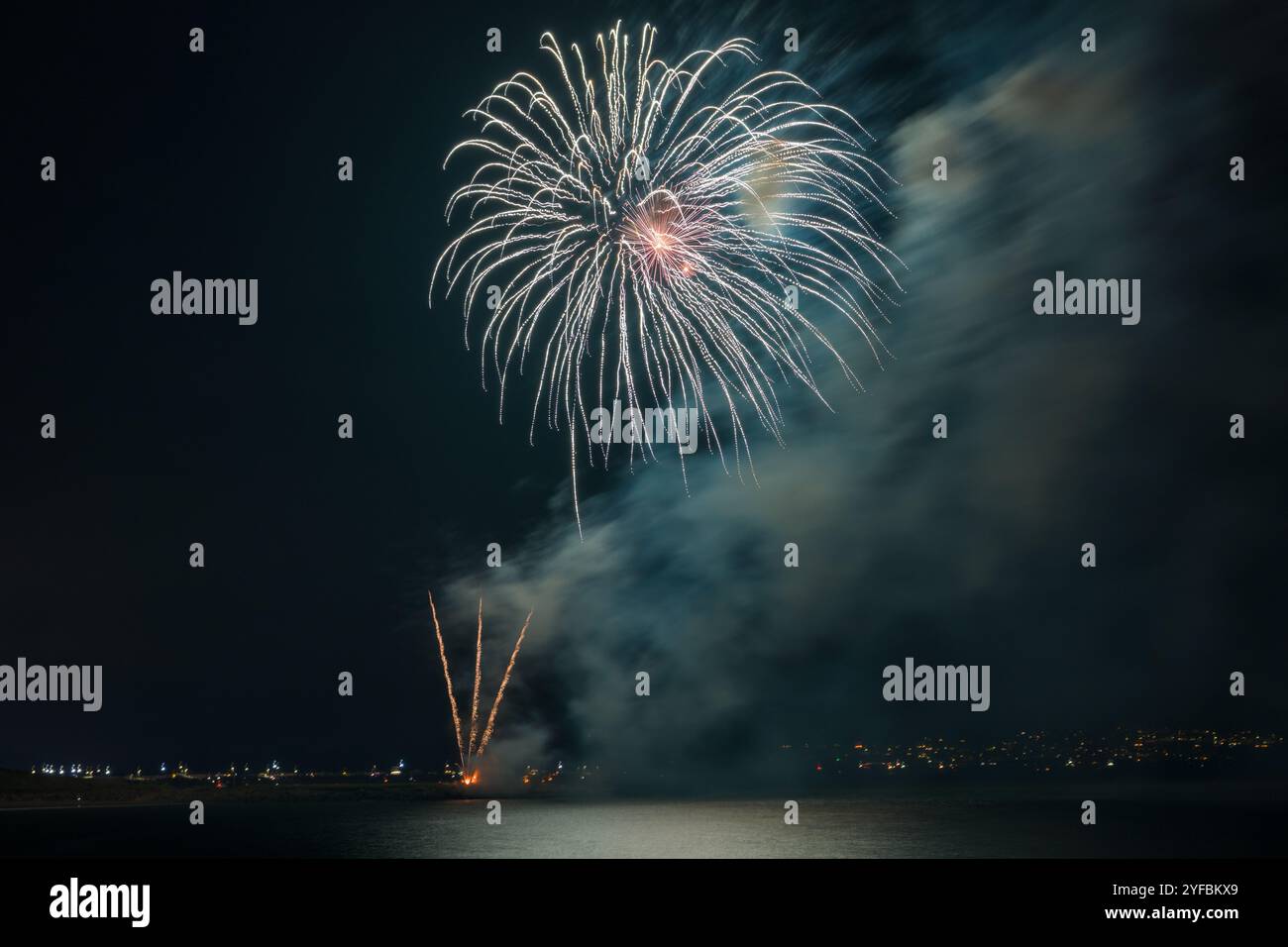 Spettacolo di fuochi d'artificio pubblico su Coney Beach, Porthcawl, Regno Unito, 2 novembre 2024. Foto Stock
