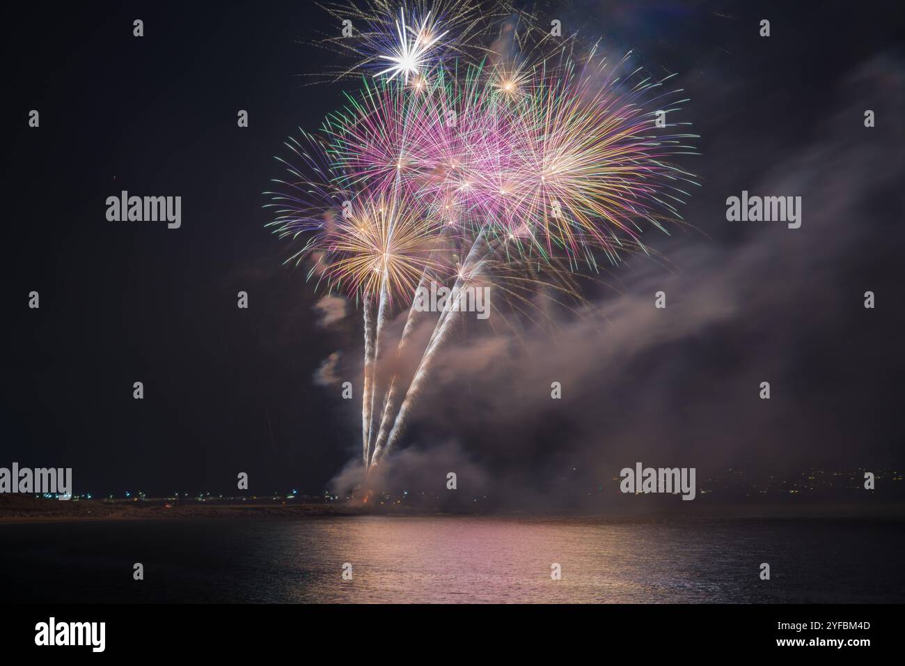 Spettacolo di fuochi d'artificio pubblico su Coney Beach, Porthcawl, Regno Unito, 2 novembre 2024. Foto Stock