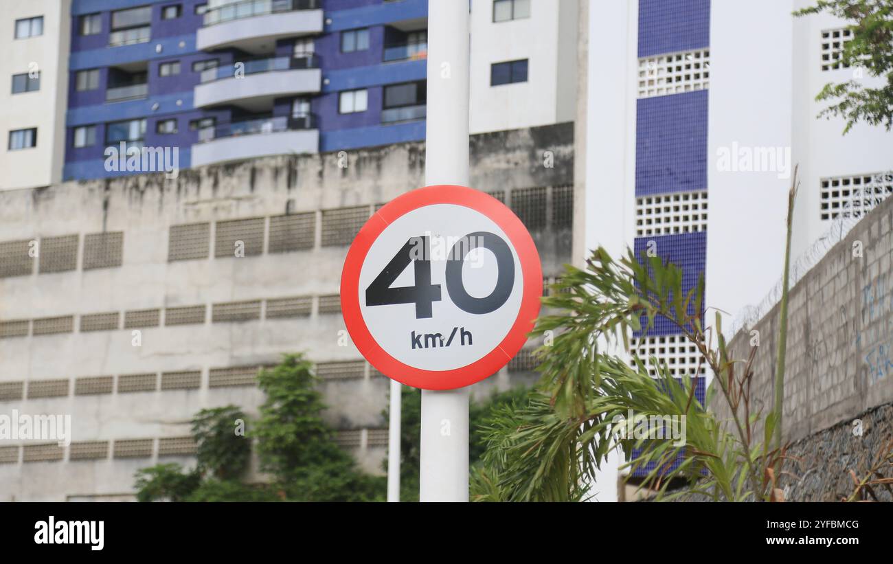 salvador, bahia, brasile - 16 ottobre 2024: Un segnale stradale indica un limite di velocità di 40 chilometri all'ora in una strada della città di Salvador. Foto Stock