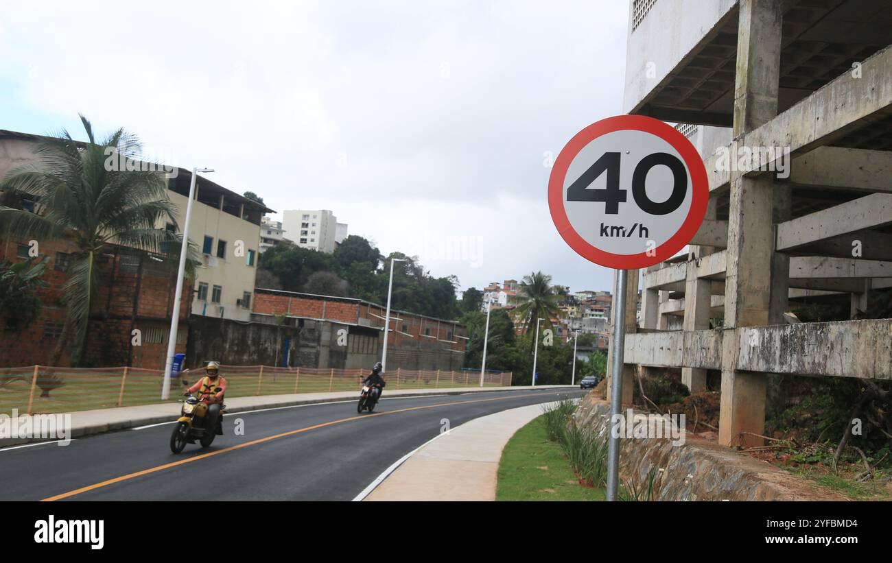 salvador, bahia, brasile - 16 ottobre 2024: Un segnale stradale indica un limite di velocità di 40 chilometri all'ora in una strada della città di Salvador. Foto Stock
