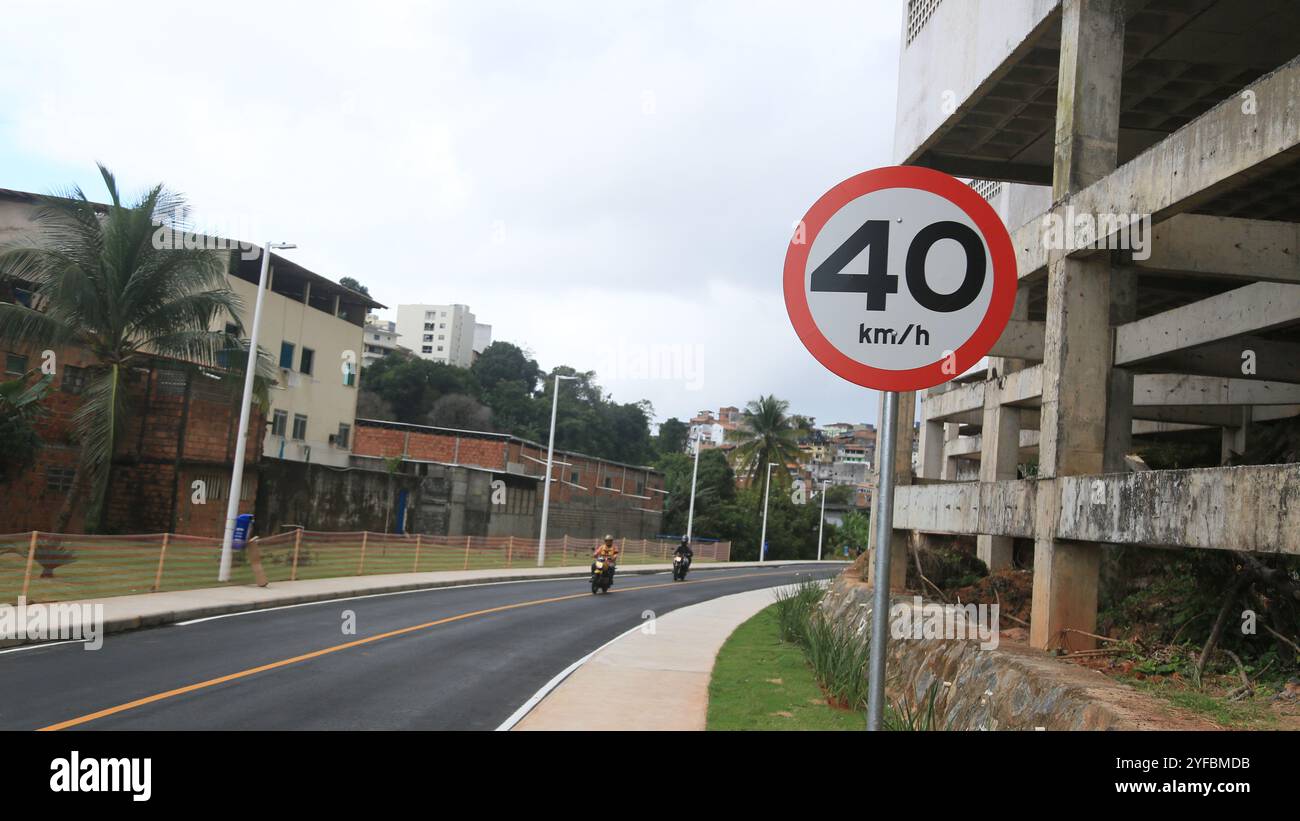 salvador, bahia, brasile - 16 ottobre 2024: Un segnale stradale indica un limite di velocità di 40 chilometri all'ora in una strada della città di Salvador. Foto Stock