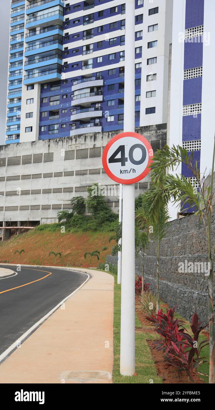 salvador, bahia, brasile - 16 ottobre 2024: Un segnale stradale indica un limite di velocità di 40 chilometri all'ora in una strada della città di Salvador. Foto Stock
