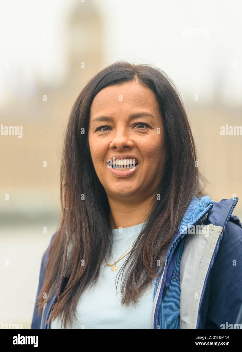 Liz Bonnin - presentatore televisivo di fauna selvatica - intervistato prima della marcia per Clean Water, Londra, 3 novembre 2024 Foto Stock