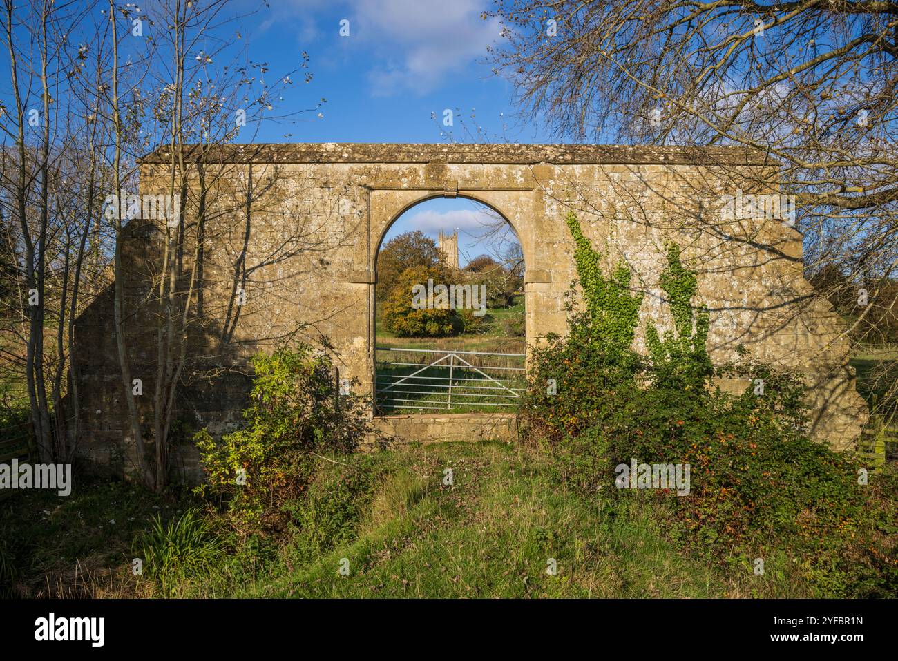 La porta di Lady Juliana con la chiesa di St James sullo sfondo, Chipping Campden, Gloucestershire, Inghilterra Foto Stock