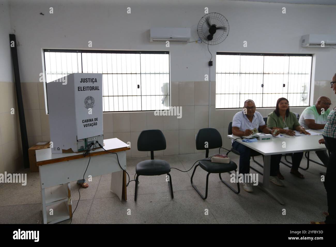 Camacari, bahia, brasile - 27 ottobre 2024: Vista di un seggio elettorale durante il secondo turno elettorale nella città di Camacari. Foto Stock