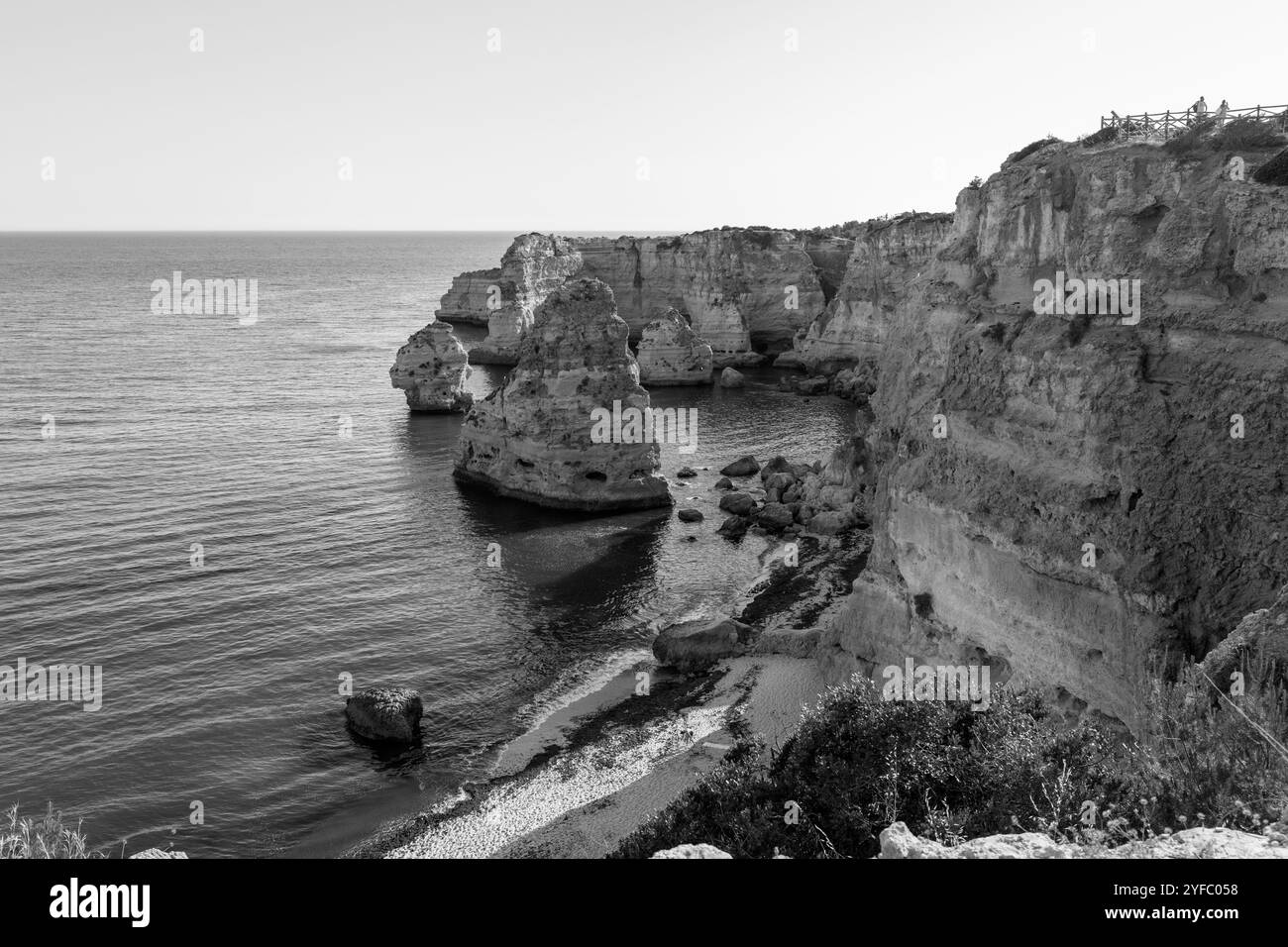 Portogallo, regione dell'Algarve, municipalità di Lagoa, paesaggio costiero rugginito di Navy Beach (Praia da Marinha) Foto Stock