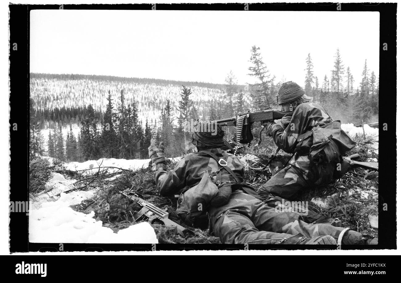 Soldati svedesi durante un'esercitazione al poligono di tiro di Älvdalen, Älvdalen, Svezia Foto Stock