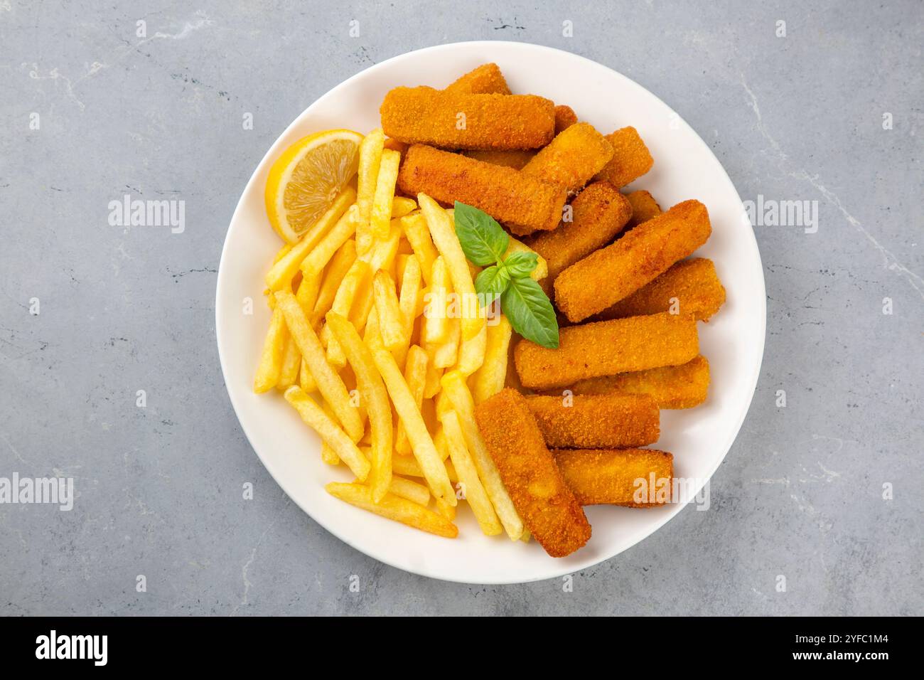 Fish and chips . Primo piano di bastoncini di pesce fritti e croccanti con pangrattato serviti con salsa remoulade e limone Foto Stock