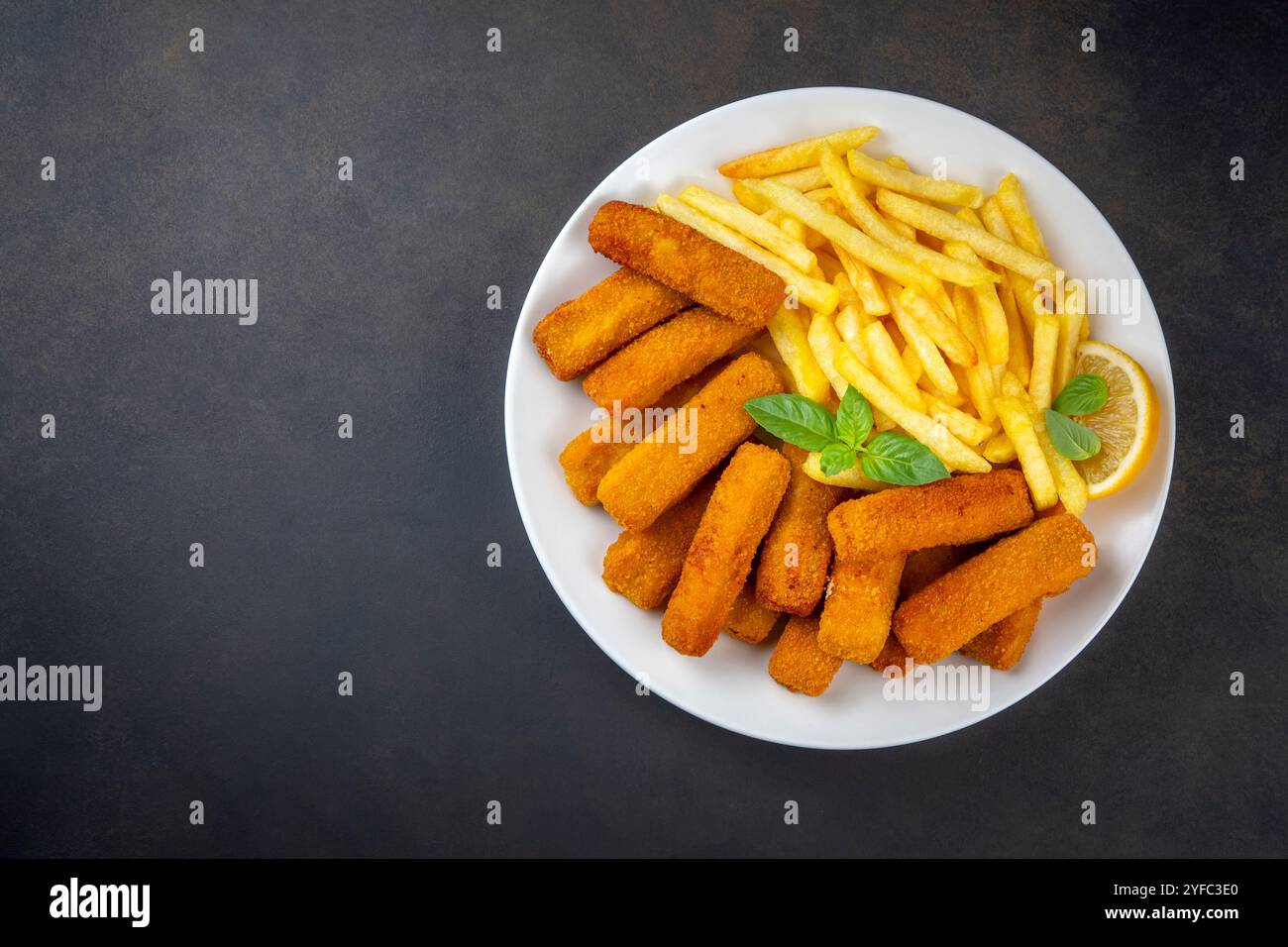 Fish and chips . Primo piano di bastoncini di pesce fritti e croccanti con pangrattato serviti con salsa remoulade e limone Foto Stock