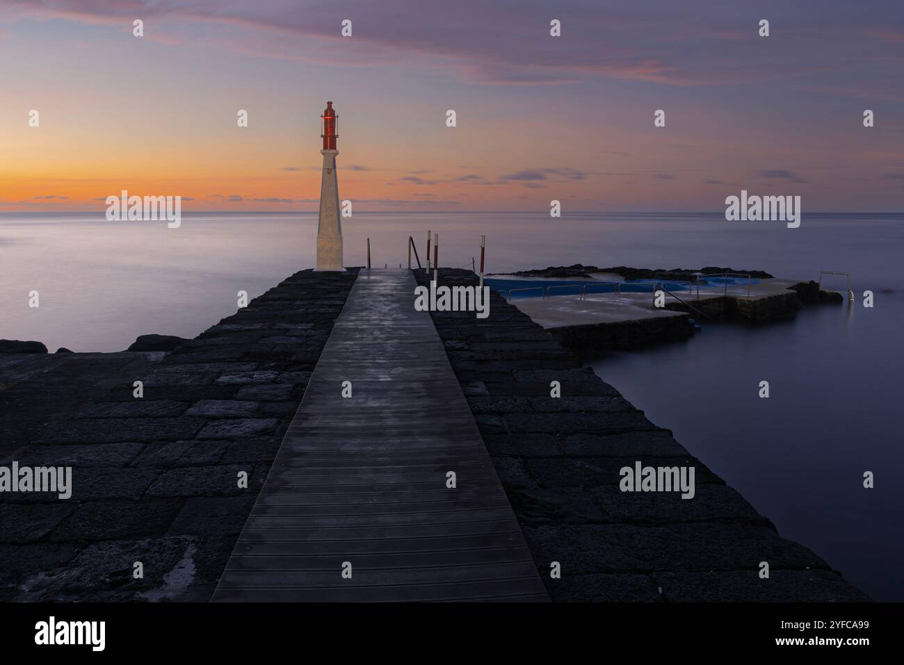 L'affascinante villaggio costiero di Caloura, immerso nella parrocchia di Água de Pau, offre ai visitatori un pittoresco porto di pescatori con un piccolo faro, un natur Foto Stock