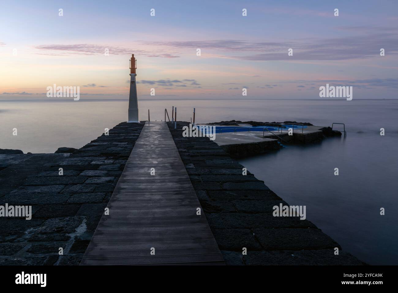L'affascinante villaggio costiero di Caloura, immerso nella parrocchia di Água de Pau, offre ai visitatori un pittoresco porto di pescatori con un piccolo faro, un natur Foto Stock
