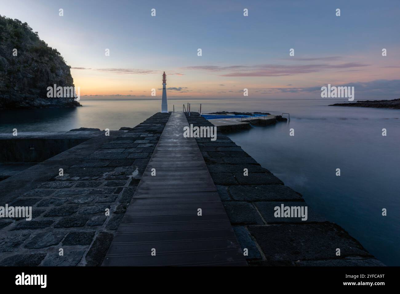 L'affascinante villaggio costiero di Caloura, immerso nella parrocchia di Água de Pau, offre ai visitatori un pittoresco porto di pescatori con un piccolo faro, un natur Foto Stock