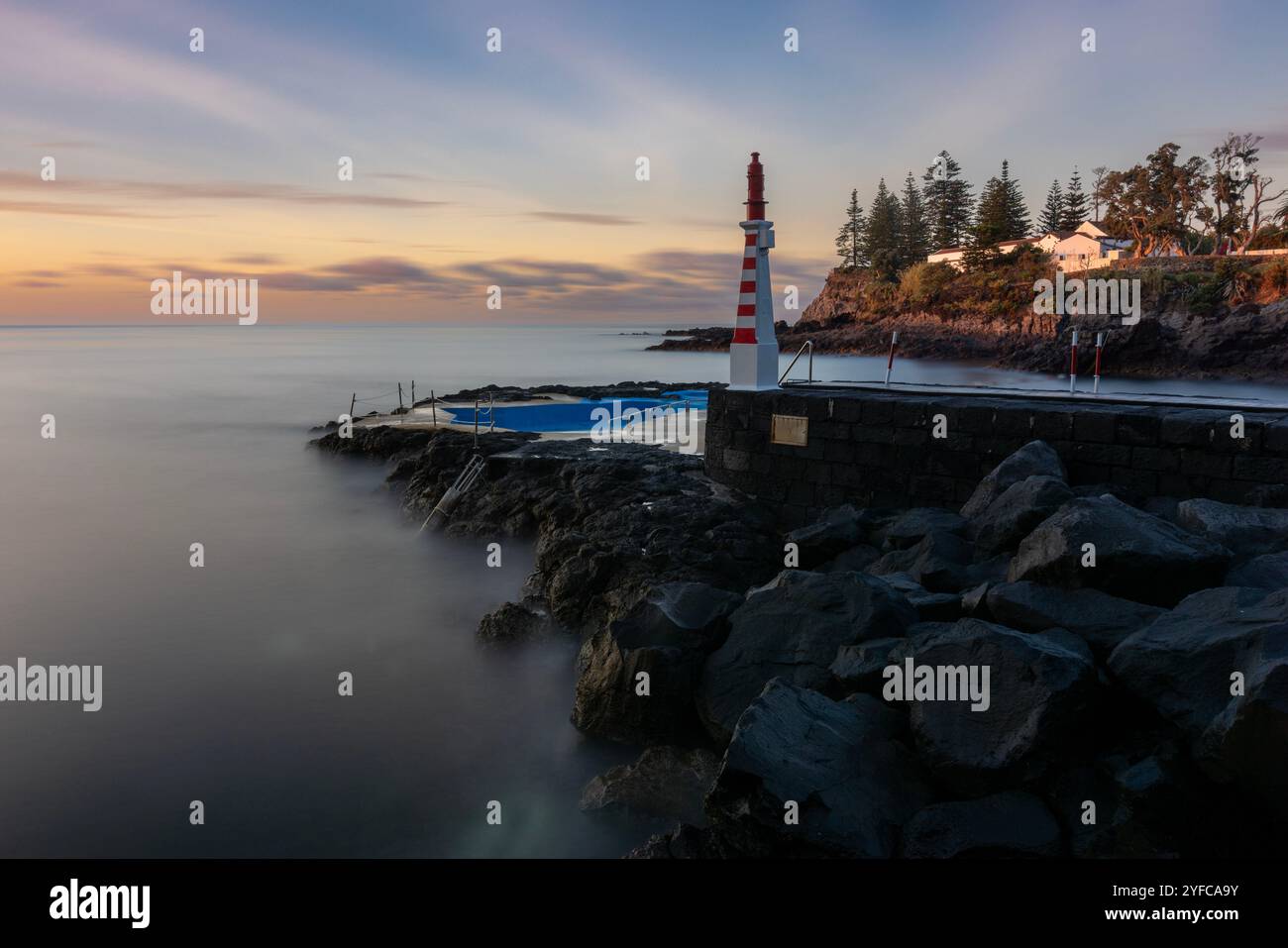 L'affascinante villaggio costiero di Caloura, immerso nella parrocchia di Água de Pau, offre ai visitatori un pittoresco porto di pescatori con un piccolo faro, un natur Foto Stock