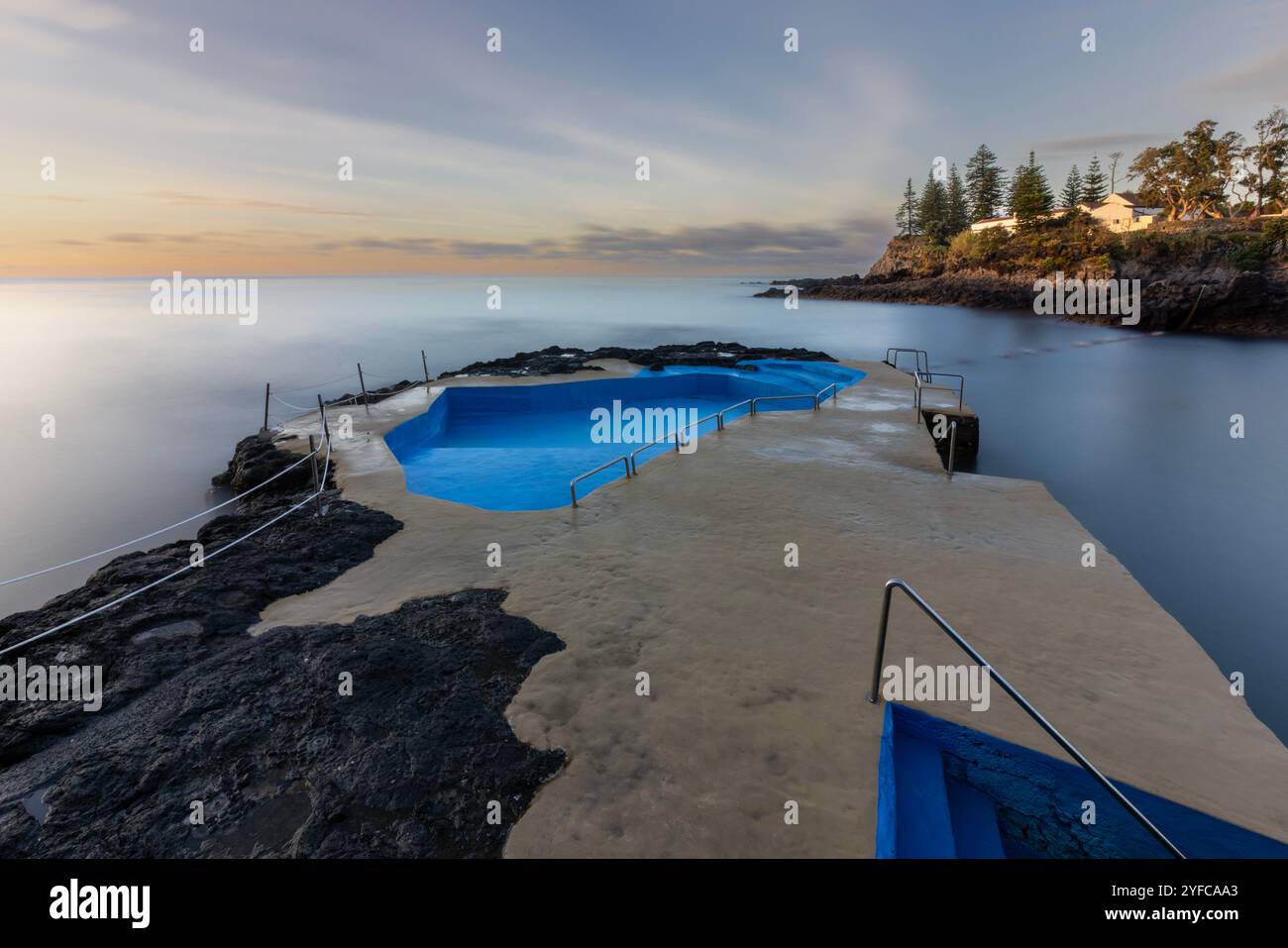 L'affascinante villaggio costiero di Caloura, immerso nella parrocchia di Água de Pau, offre ai visitatori un pittoresco porto di pescatori con un piccolo faro, un natur Foto Stock
