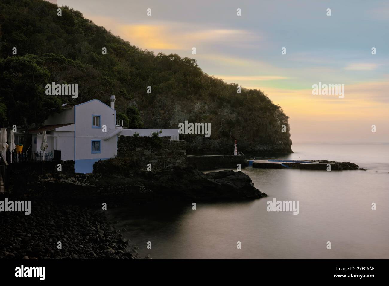 L'affascinante villaggio costiero di Caloura, immerso nella parrocchia di Água de Pau, offre ai visitatori un pittoresco porto di pescatori con un piccolo faro, un natur Foto Stock