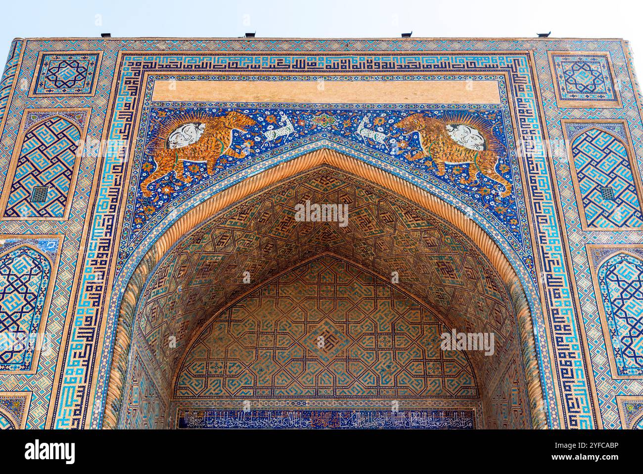 La Madrasa Sher-Dor (costruita nel XVII secolo) fa parte dell'Ensemble of Registan nel centro storico nel cuore di Samarcanda, Uzbekistan. UNESCO World He Foto Stock