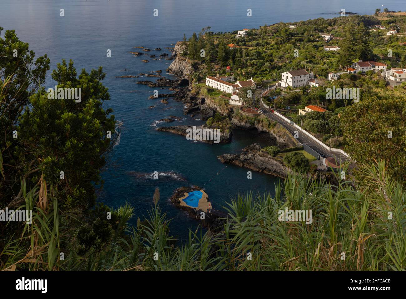 L'affascinante villaggio costiero di Caloura, immerso nella parrocchia di Água de Pau, offre ai visitatori un pittoresco porto di pescatori con un piccolo faro, un natur Foto Stock