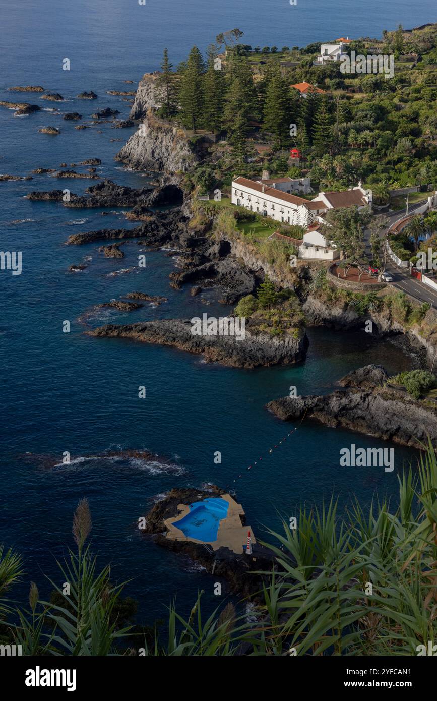 L'affascinante villaggio costiero di Caloura, immerso nella parrocchia di Água de Pau, offre ai visitatori un pittoresco porto di pescatori con un piccolo faro, un natur Foto Stock