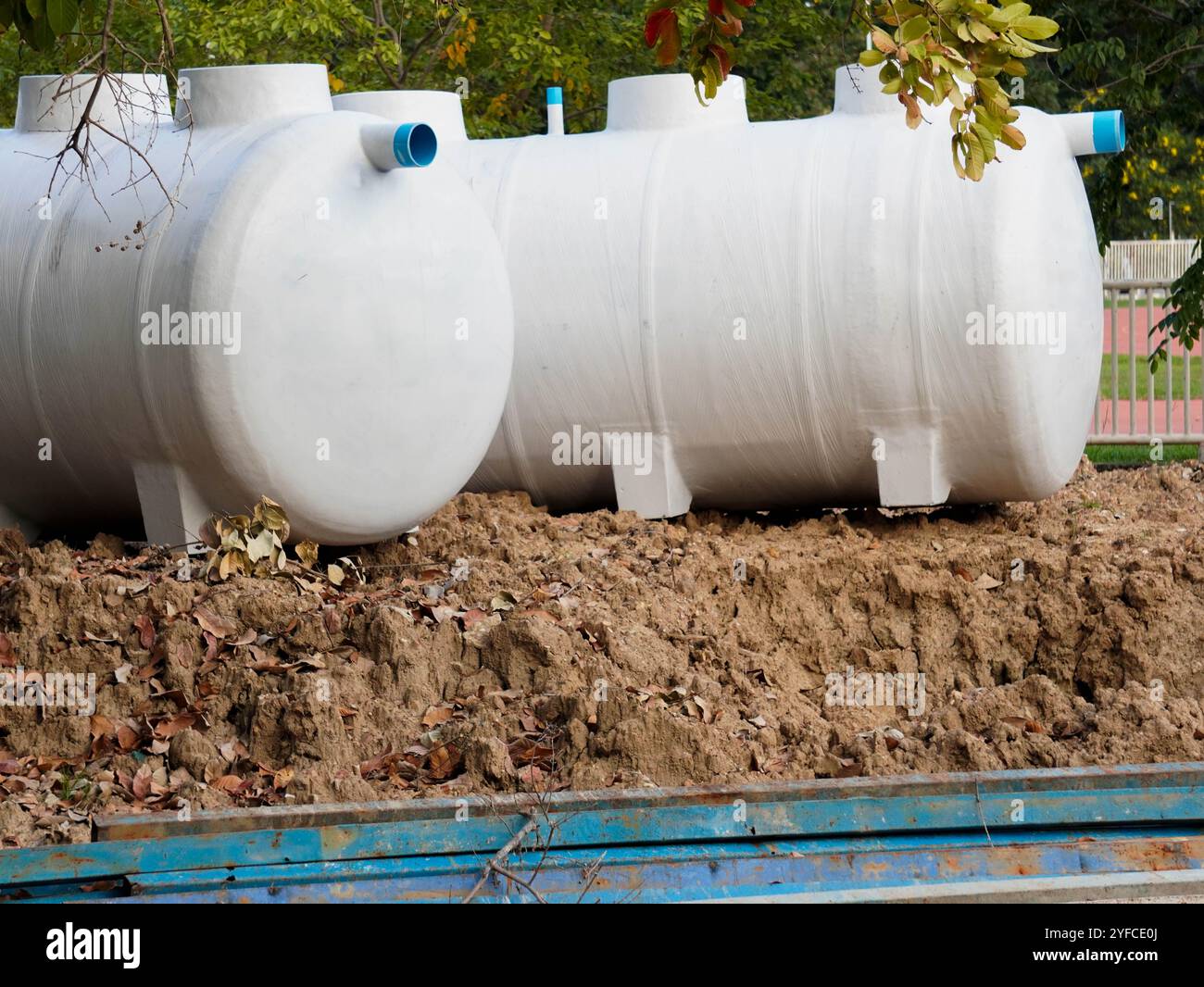 Serbatoi di stoccaggio sotterranei in plastica per la raccolta dell'acqua piovana. Serbatoio settico in cantiere. Foto Stock