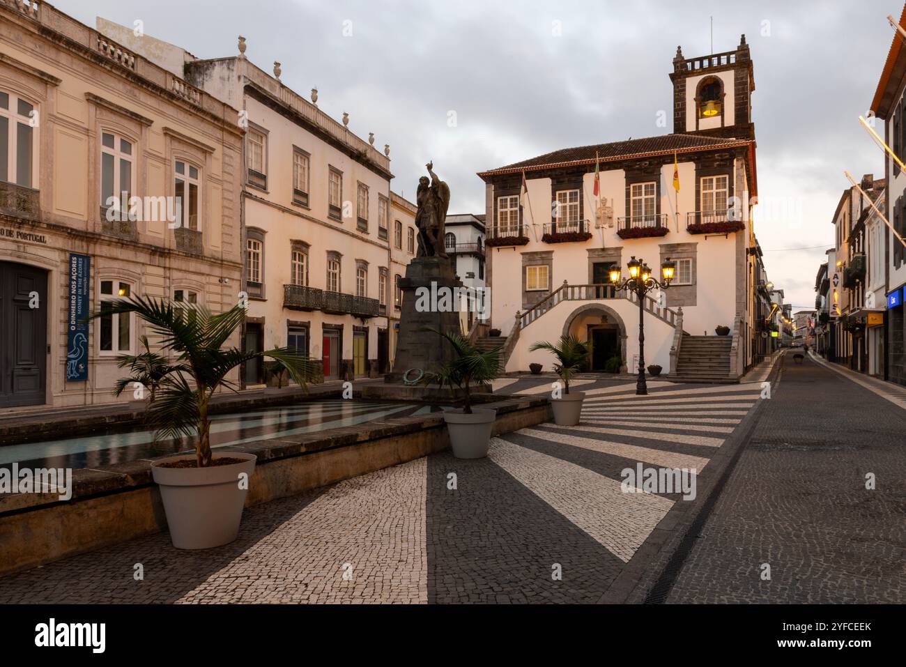 Il centro storico di Ponta Delgada, con le sue affascinanti strade acciottolate, l'architettura del XVII e XVIII secolo e l'iconica Portas da Cidade (porte della città). Foto Stock