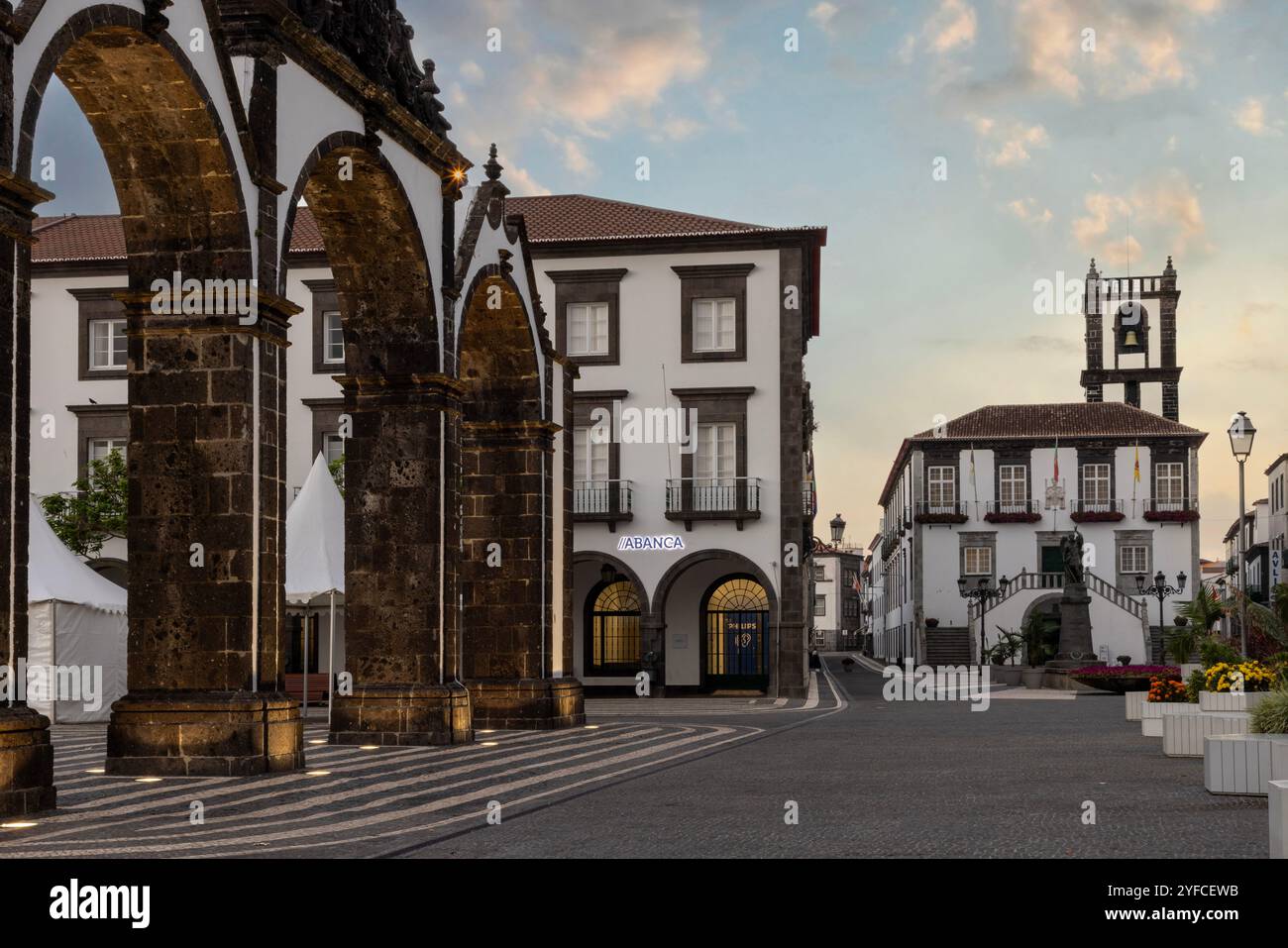 Il centro storico di Ponta Delgada, con le sue affascinanti strade acciottolate, l'architettura del XVII e XVIII secolo e l'iconica Portas da Cidade (porte della città). Foto Stock