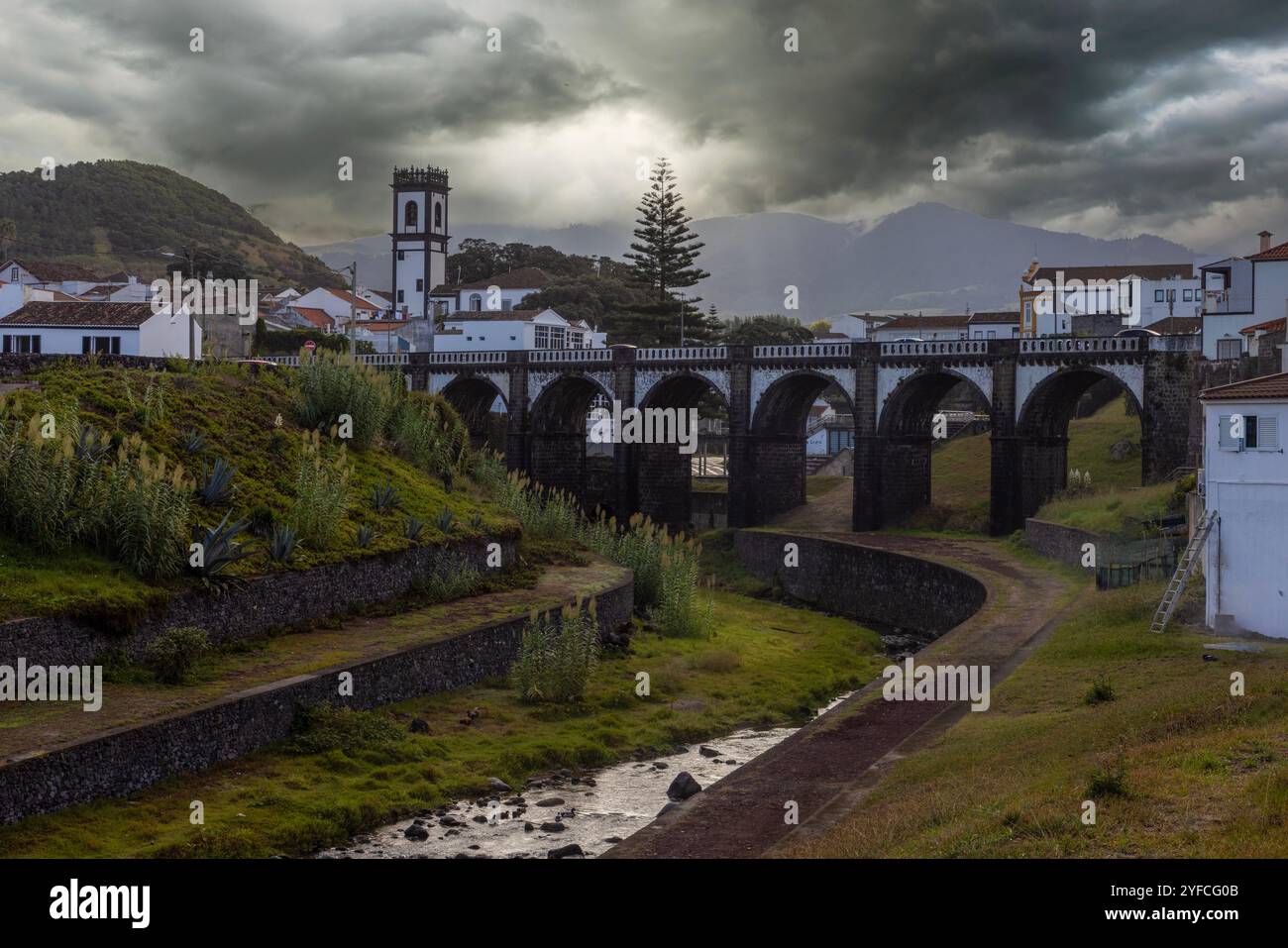 Ribeira grande è una popolare città costiera sulla costa settentrionale dell'isola di Sao Miguel, nelle Azzorre. Foto Stock