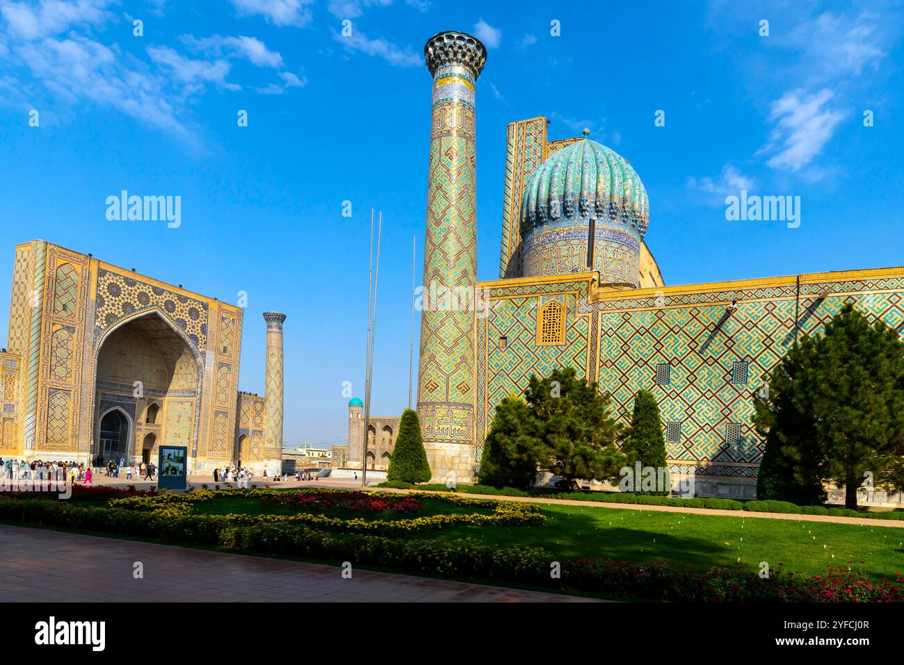 La Madrasa Ulugbek e la Madrasa Sher-Dor fanno parte dell'Ensemble of Registan nel centro storico nel cuore di Samarcanda, Uzbekistan. Foto Stock