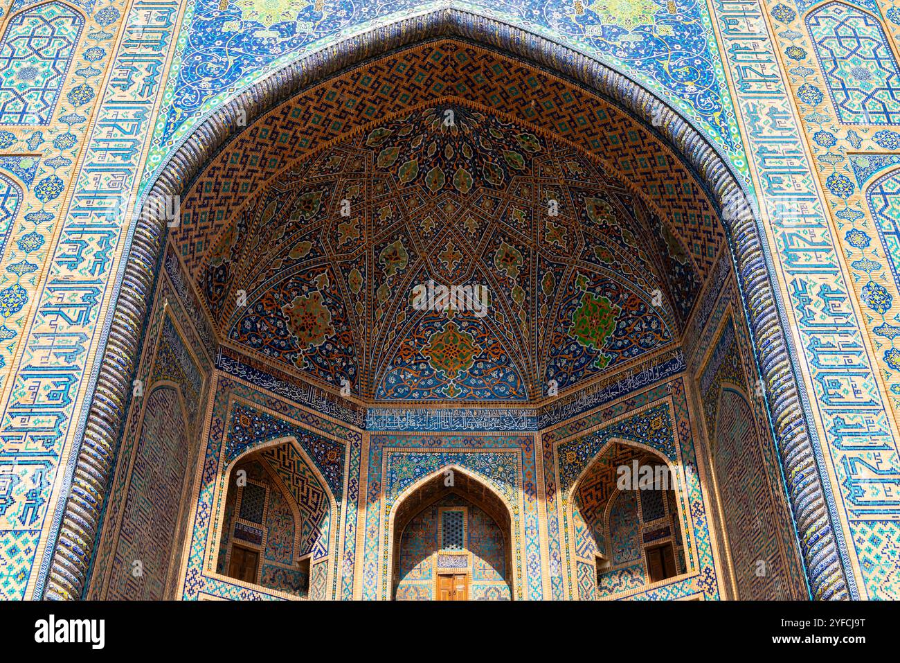 Porta principale della Madrasa Tilla-Kori le pareti sono decorate con luminosi ornamenti di mattoni smaltati di vari design decorativi. La Tilla-Kori è una diciassettesima... Foto Stock