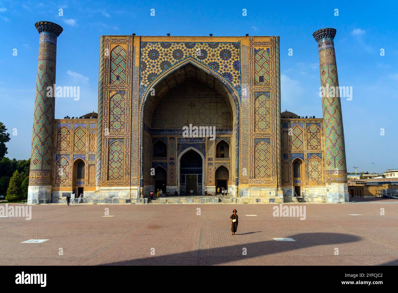 La Madrasa Ulugbek si trova presso Piazza Registan nel centro storico di Samarcanda, Uzbekistan. La madrasa fu costruita dall'ordine e sotto la dir Foto Stock