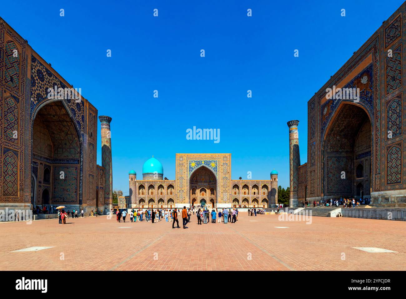 La Madrasa Ulugbek, la Madrasa Sher-Dor e la Madrasa Tilya Kori fanno parte dell'Ensemble of Registan nel centro storico nel cuore di Samarcanda, Uzbeki Foto Stock